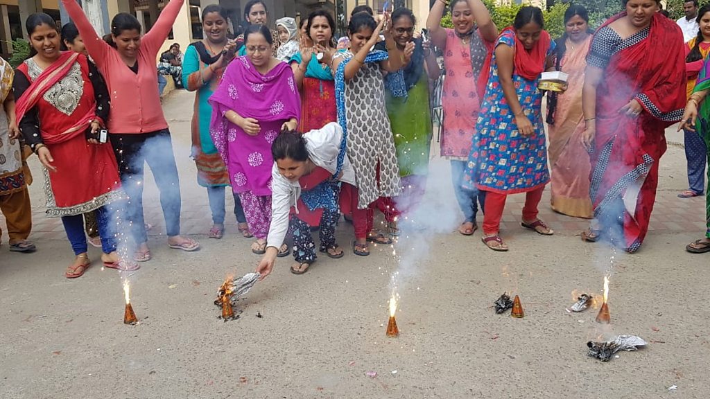 Hyderabad vet: Police kill suspects in Indian rape and murder case