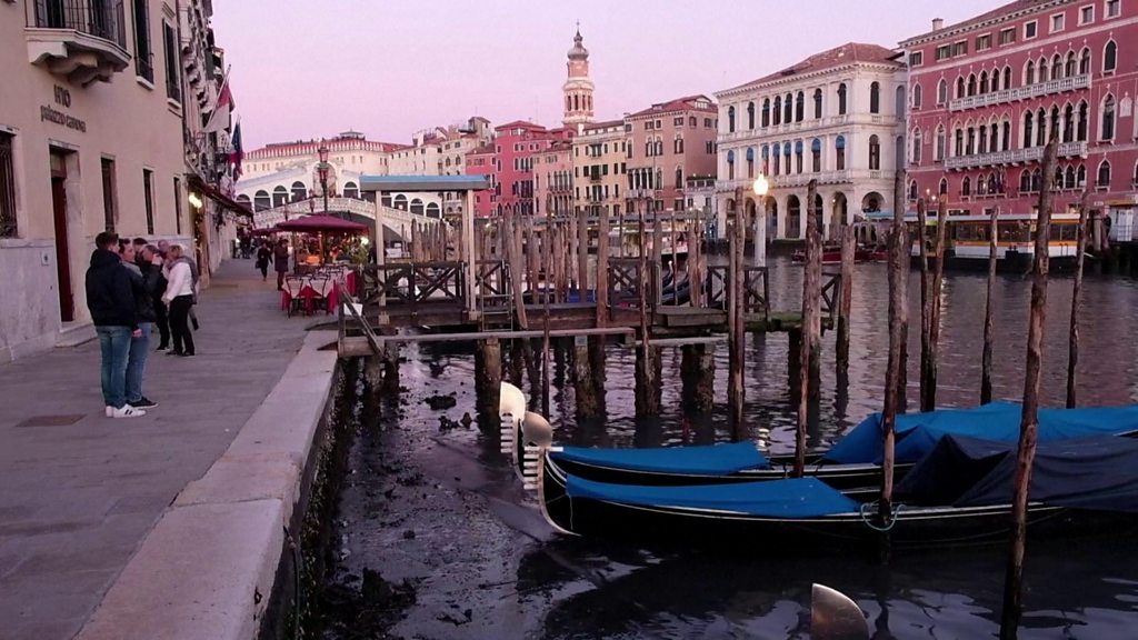 Venice canals almost dry, two months after severe floods - BBC News