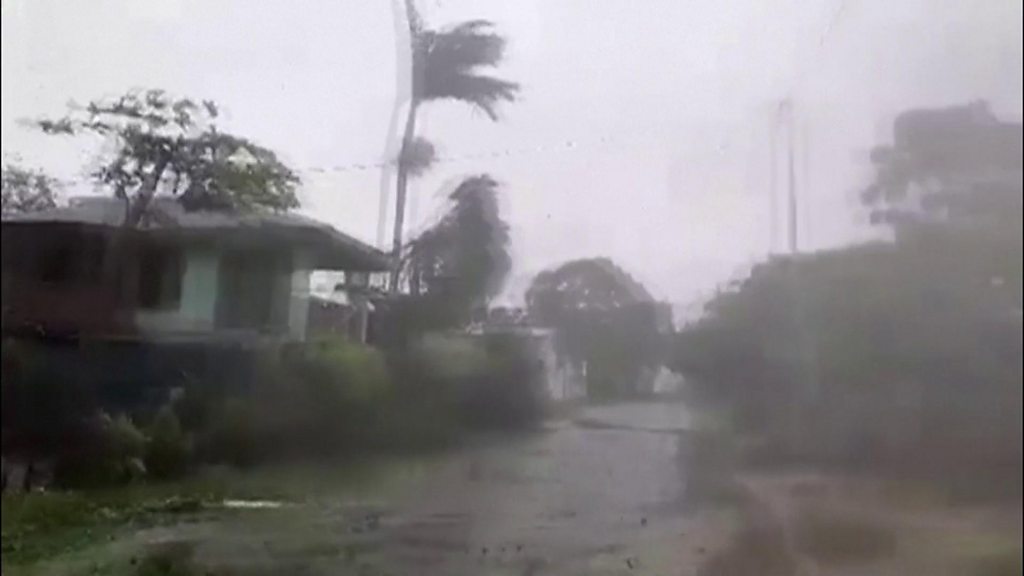 'Superstorm' Harold hits Vanuatu after killing 27