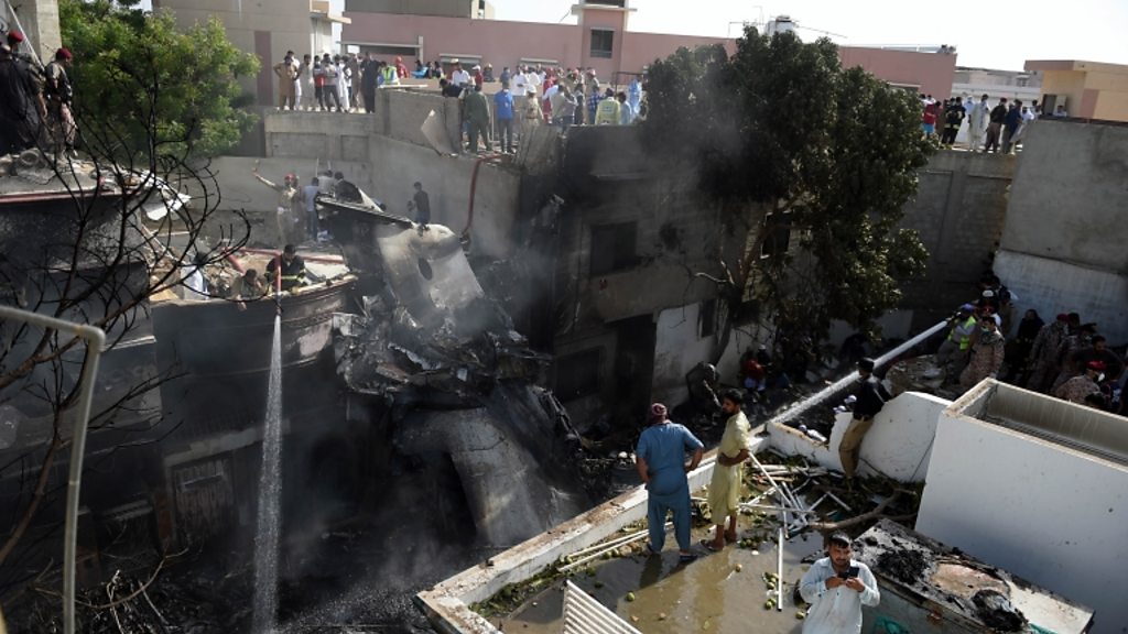 Dozens die as Pakistan jet crashes into homes