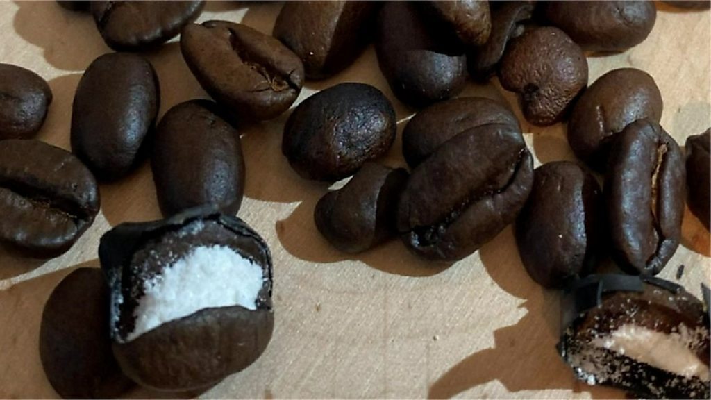 コカイン詰まったコーヒー豆 ミラノで発見 小包の宛先は映画に登場のマフィア Bbcニュース