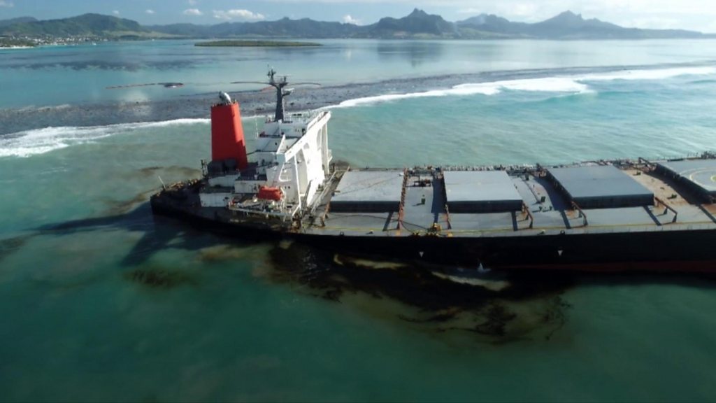 Mauritius oil tanker may 'break in two', PM warns