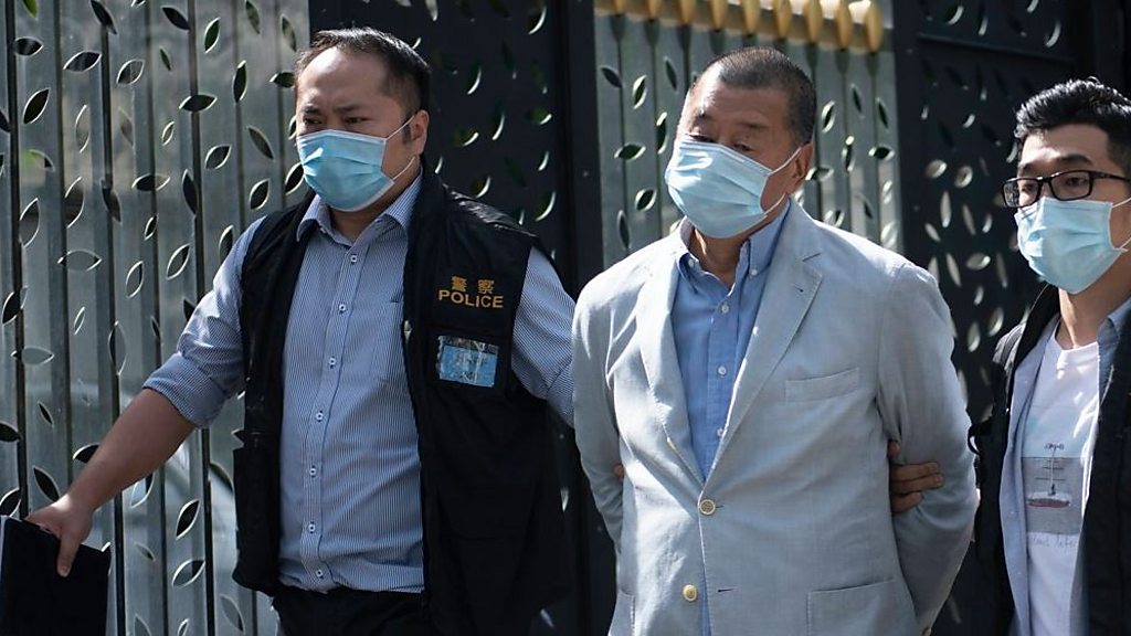 香港警察 民主派メディア実業家を手錠姿で連行 新聞社を家宅捜索 cニュース