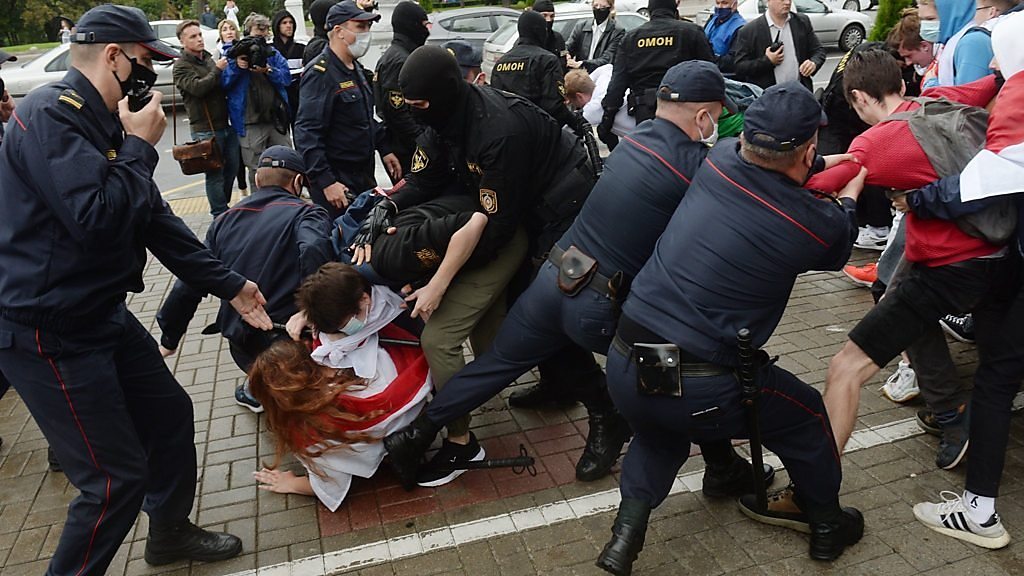 ベラルーシ治安部隊、デモ参加の大学生を狙い逮捕