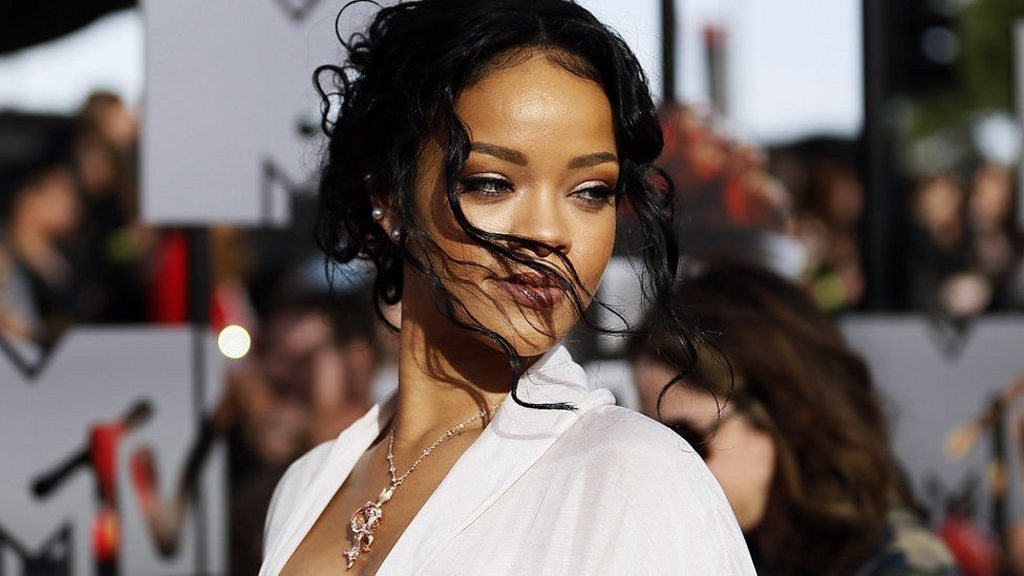 Rihanna Ameomba Msamaha Kwa Kutumia Wimbo Ulio Na Utata Kwenye Maonyesho Yake Bbc News Swahili