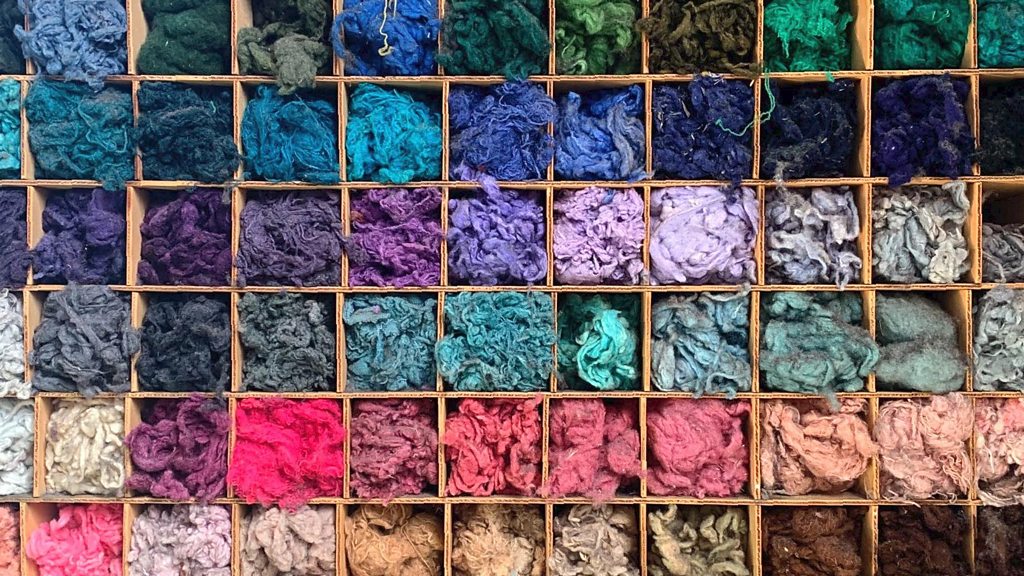 古着を繊維にまでリサイクル イタリアの町の伝統手法がファッションの未来に cニュース