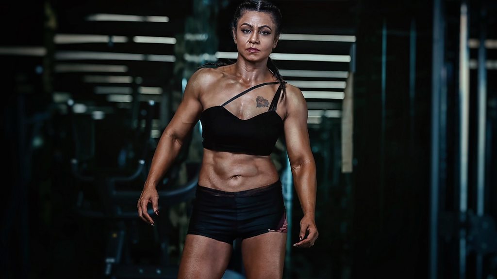 Ortasida nozik jinsiy aloqa Mushukdan sharbatlar tomiziladi