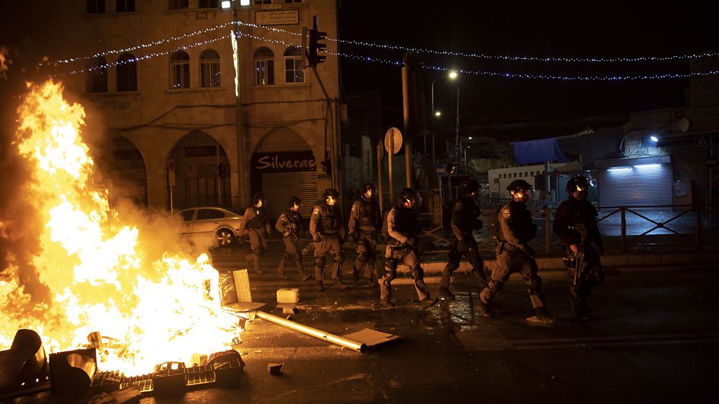 East Jerusalem clashes leave over 100 injured - BBC News