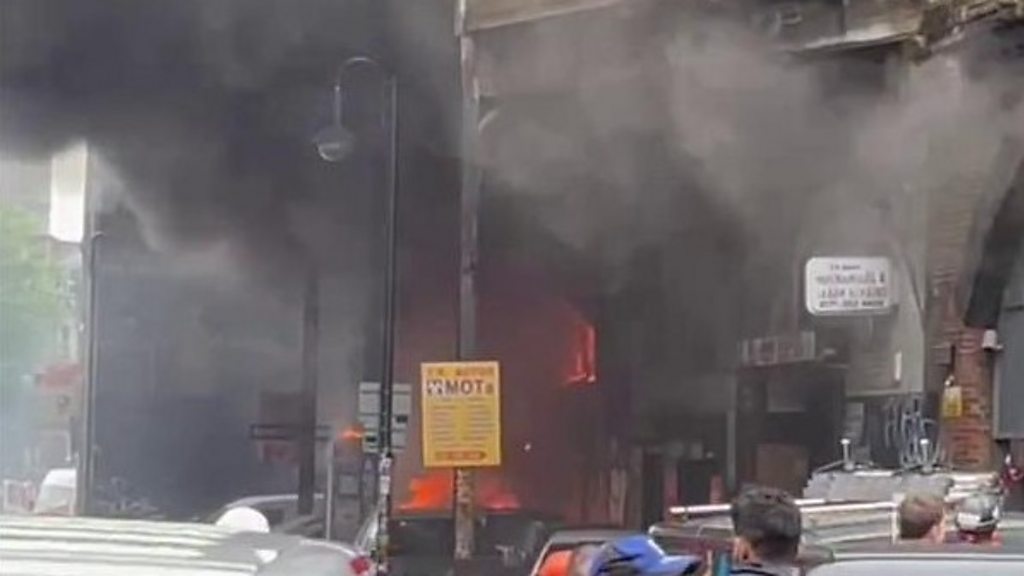 Six fire engines rush to Elephant and Castle Underground Station after  reports of a fire - Southwark News