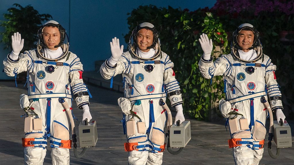 神舟十二号 太空人首次出舱成功 c News 中文