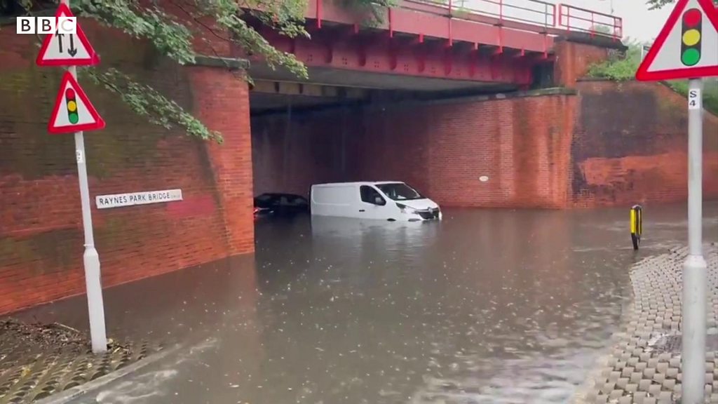 ロンドン各地で雷雨と鉄砲水 住宅や車も浸水 cニュース