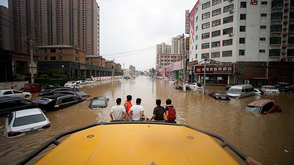 河南水灾：BBC记者抵达郑州，这座城市地下和地面到底发生了什么