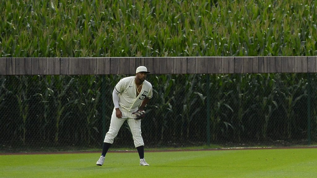 Kevin Costner leads out Yankees and White Sox onto Field of Dreams