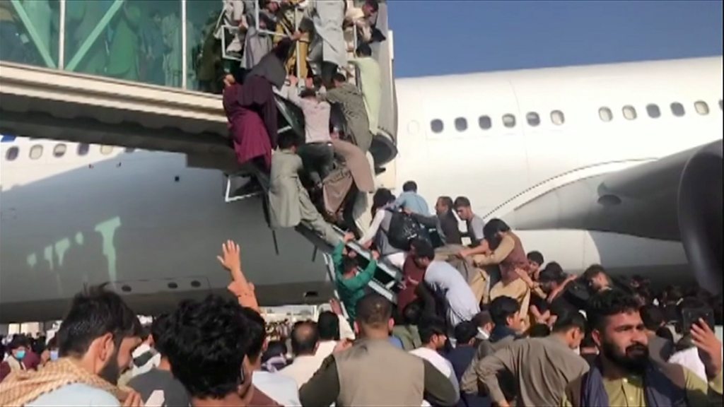 طالبان: حالة من الفوضى في مطار كابل بينما يفر الأفغان من طالبان - BBC News عربي