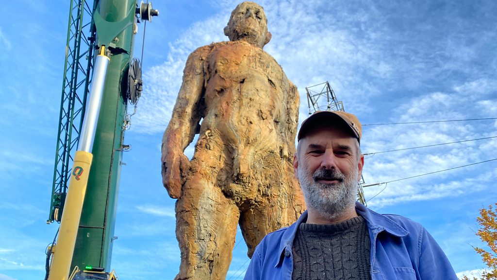 Suffolk: Yoxman sculpture installed as a landmark off A12 - BBC News