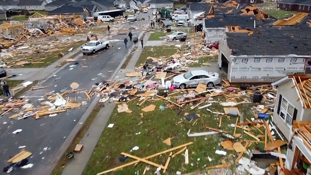 إعصار أمريكا: سكان ولاية كنتاكي في مهمة لإعادة إعمار أحيائهم المدمرة - BBC News عربي