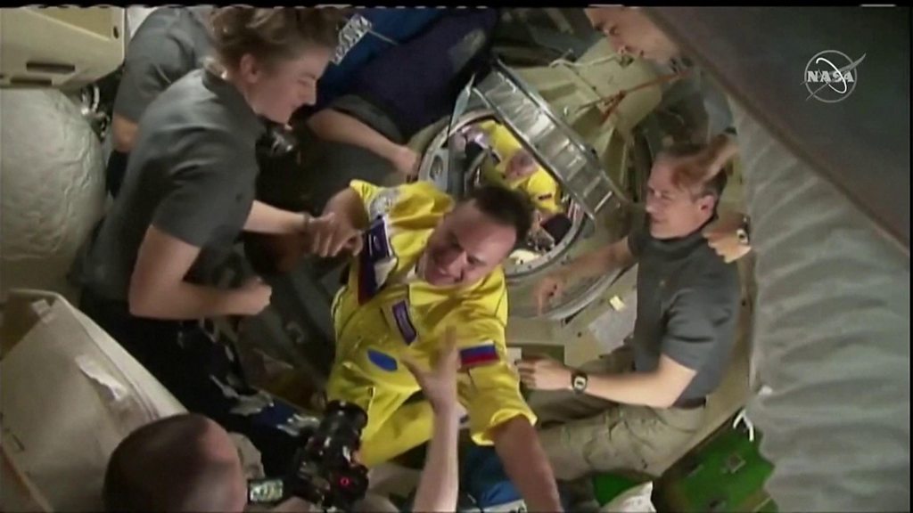 Russian cosmonauts arrive at ISS in Ukrainian colours