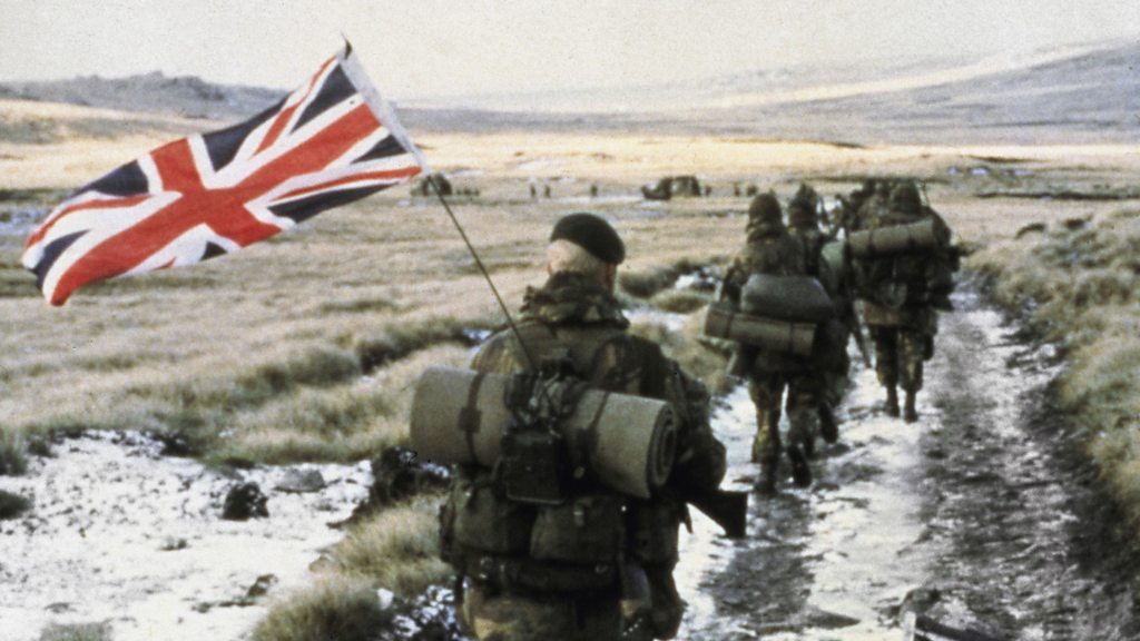 Falklands veteran on the victory picture that went global - BBC News