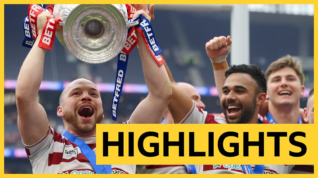 LONDON, UNITED KINGDOM. 28th, May 2022. Morgan Smithies of Wigan Worriors  (centre) celebrates with friends after winning the Betfred Challenge Cup  Final - Wigan Warriors vs Huddersfield Giants at Tottenham Hotspur Stadium