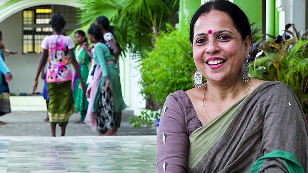 आदिवासी लड़कियों को भरतनाट्यम सिखा