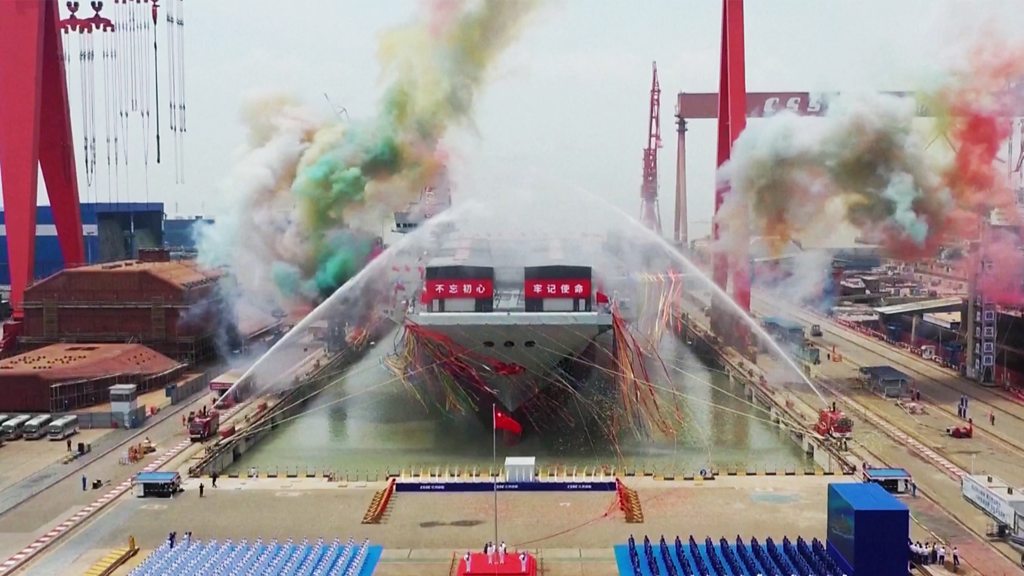 中国第三艘航母“福建舰”下水台海局势紧张之际展现军力- BBC News