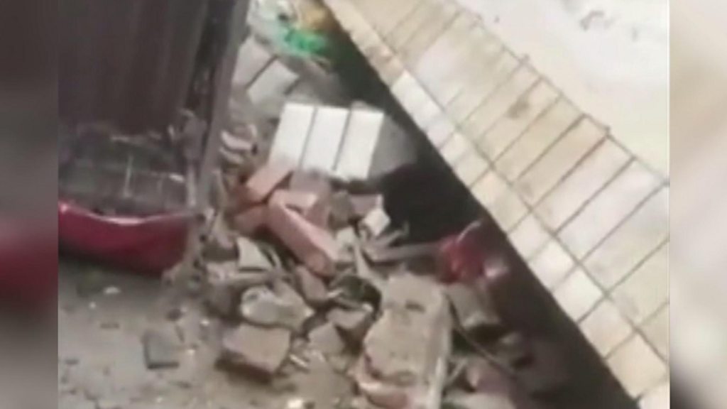 中国・四川省で地震、65人死亡 都市封鎖で避難できず不満噴出 - BBC