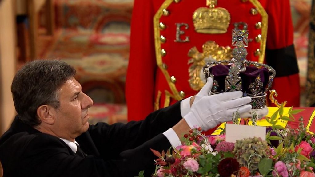 エリザベス英女王の墓標、写真公開 両親や夫の名前と共に - BBCニュース