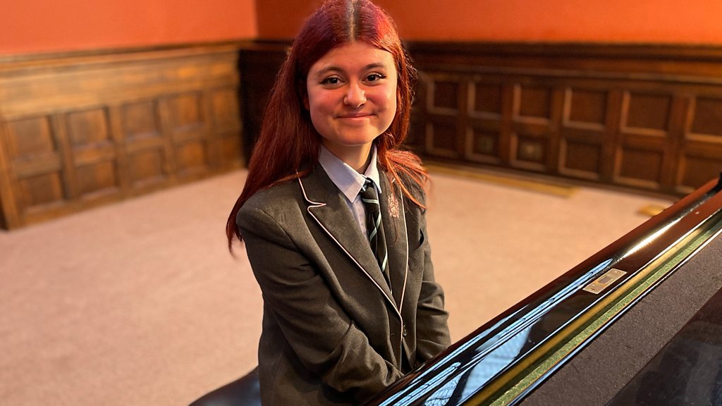 Ukrainian teenager played piano to drown out Russian bombs