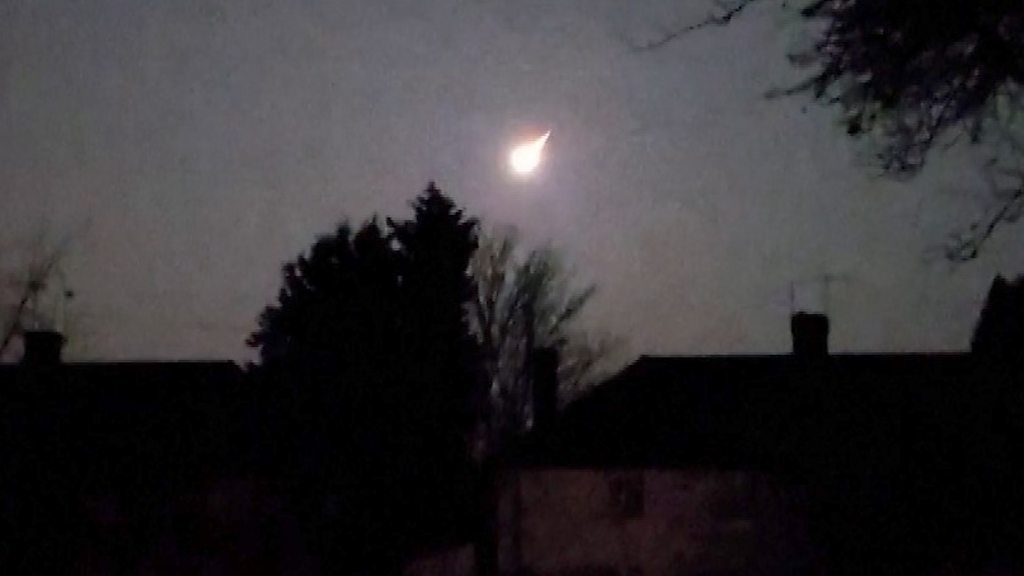 Meteoroid lights up sky above English Channel