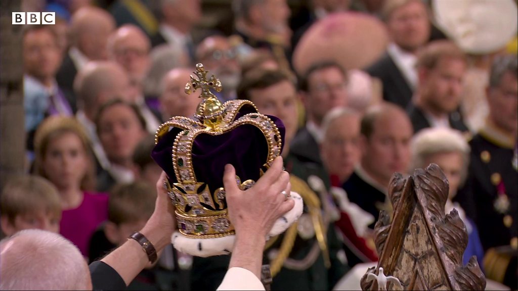 英国王チャールズ3世、戴冠の瞬間 - BBCニュース