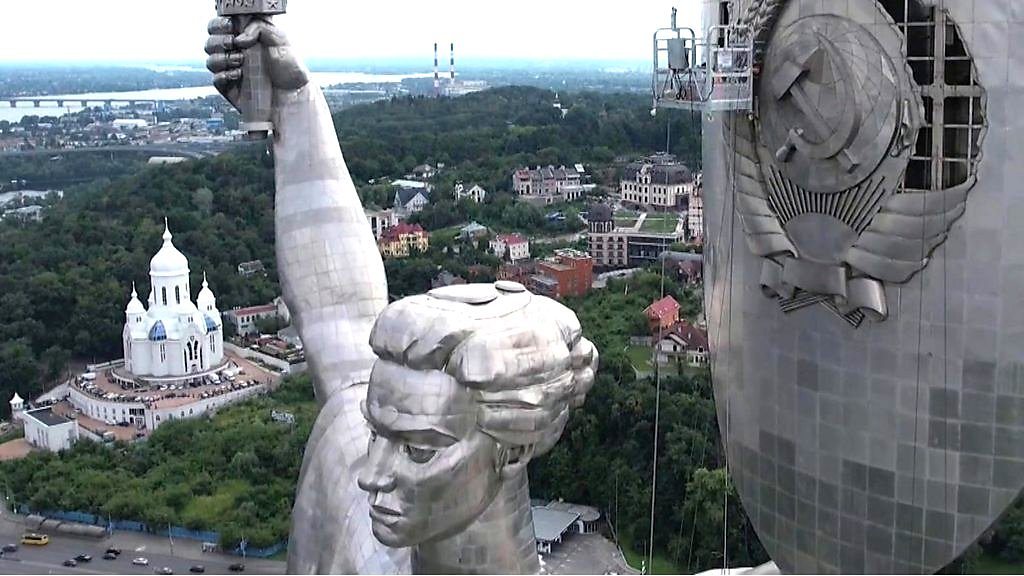 ウクライナの「祖国の母」像、盾の国章をソ連からウクライナのものへ