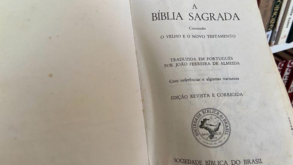 Closeup De Uma Antiga Bíblia Sagrada Aberta Ao Famoso Livro De