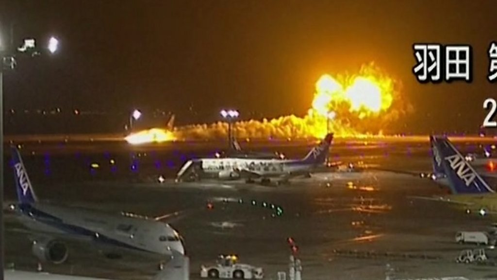 Japan jet crash: Passengers describe chaos inside flight 516 - BBC