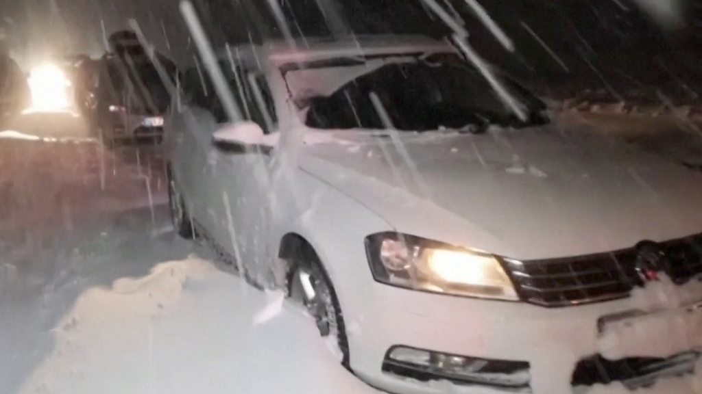 Swedish snow chaos leaves 1,000 vehicles trapped on main E22 road