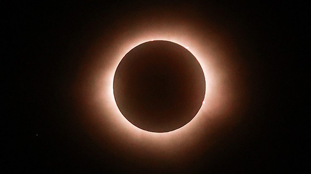 北米で皆既日食 メキシコからアメリカ、カナダまで - BBCニュース