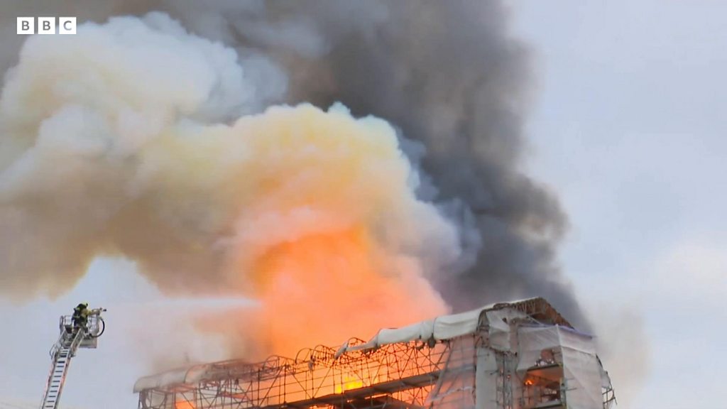 17世紀建築の尖塔が倒壊 デンマークの歴史的建造物で火災 - BBCニュース