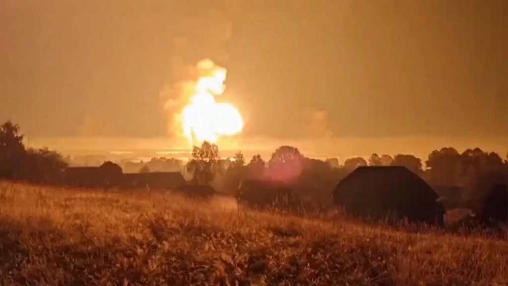 ロシア北西部で大きな爆発、ウクライナが武器庫を攻撃か - BBCニュース