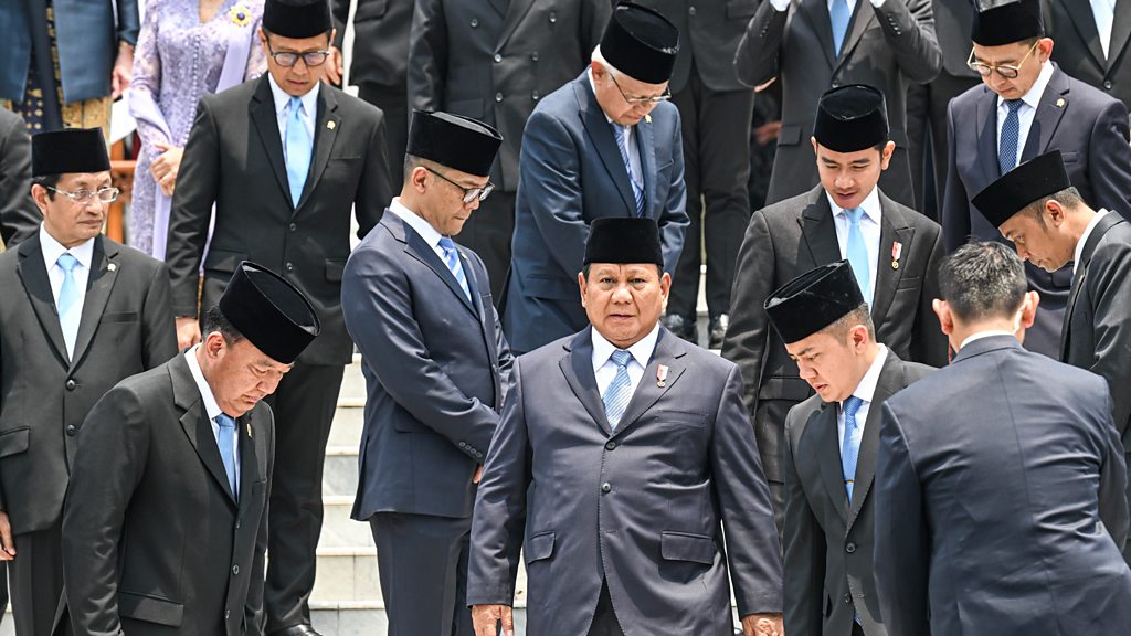 'Kabinet gemuk' Prabowo-Gibran: Siapa saja para menteri, buah dari politik  balas jasa?