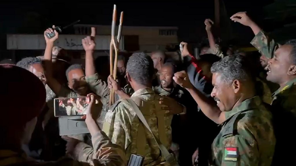 Yalangoch sexy qiz porno istaydi Ikki gozal qiz ozlarini erkalashdi