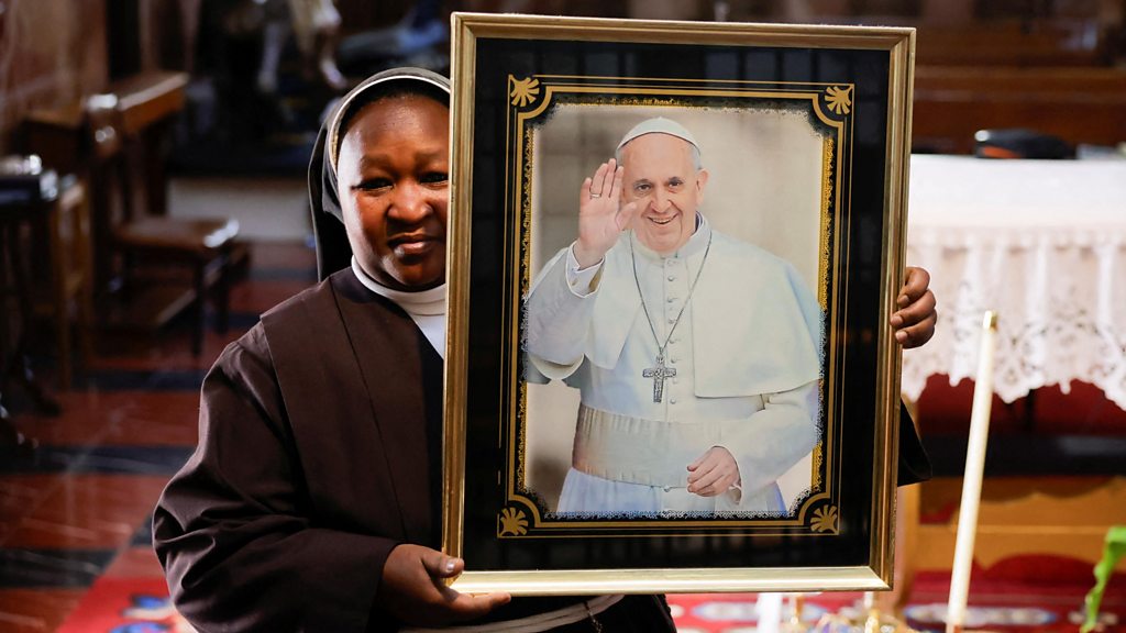 私たちの教皇が亡くなった」 世界中で教皇フランシスコの死を悼む人々