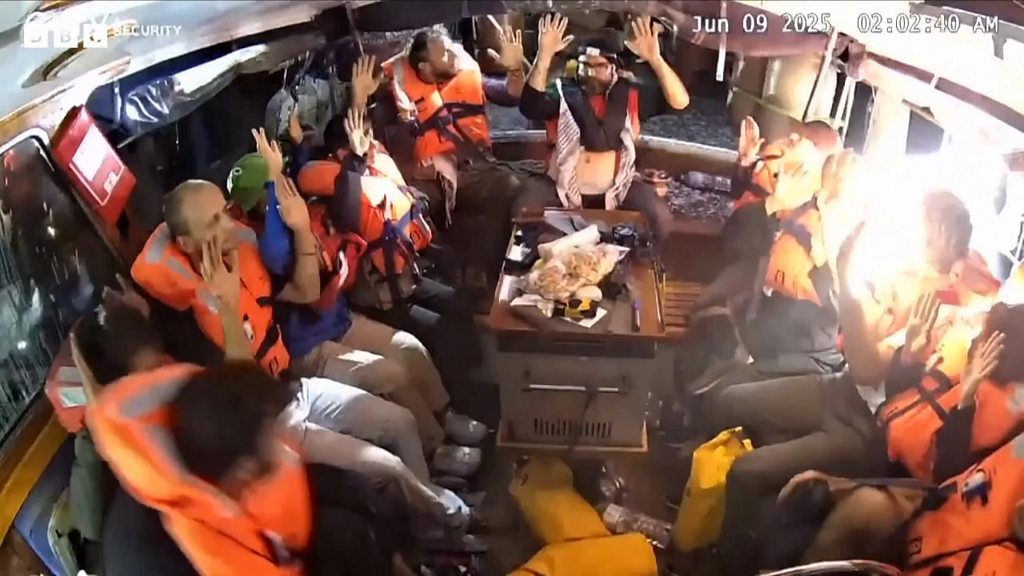 ガザ目指した支援船にイスラエル兵が乗船した瞬間 - BBCニュース