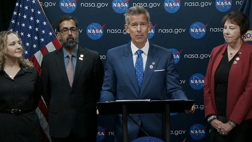 Nasa rover finds rocks on Mars with potential signs of past life - BBC News