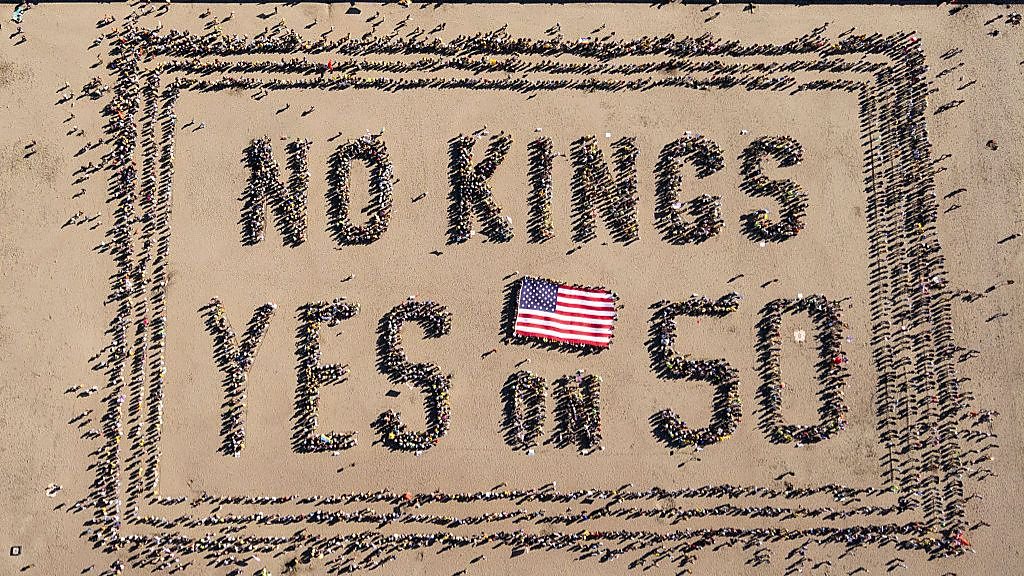 アメリカ各地で「王はいらない」 反トランプ抗議に数百万人 - BBCニュース