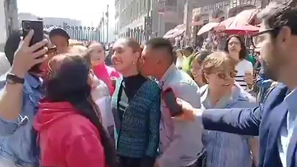 Video: El momento en que la presidenta de México, Claudia Sheinbaum, es acosada en la calle por un hombre