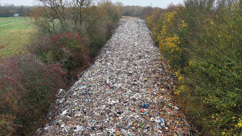 Kidlington fly-tipping: Criminals dump mountain of waste in field