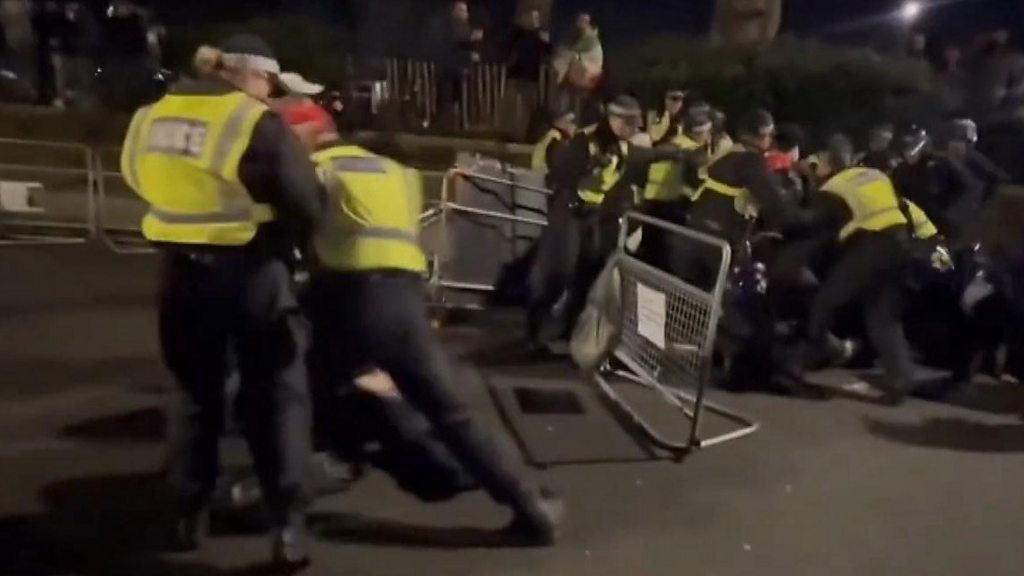 Fourteen arrested after Iranian embassy protest - BBC News