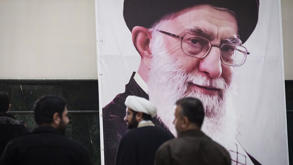 Quién es el ayatolá Alí Jamenei y cuánto poder tiene en Irán