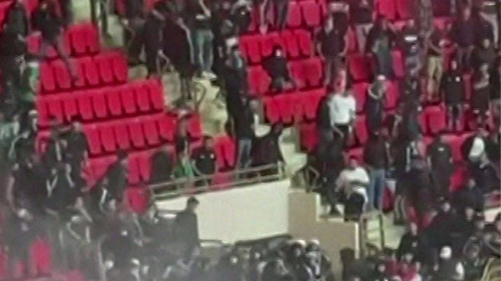 فيديو, مباراة الجيش الملكي والرجاء البيضاوي.. فكيف تحولت أجواء كرة القدم إلى حالة من التوتر داخل المدرجات؟, المدة 2,55