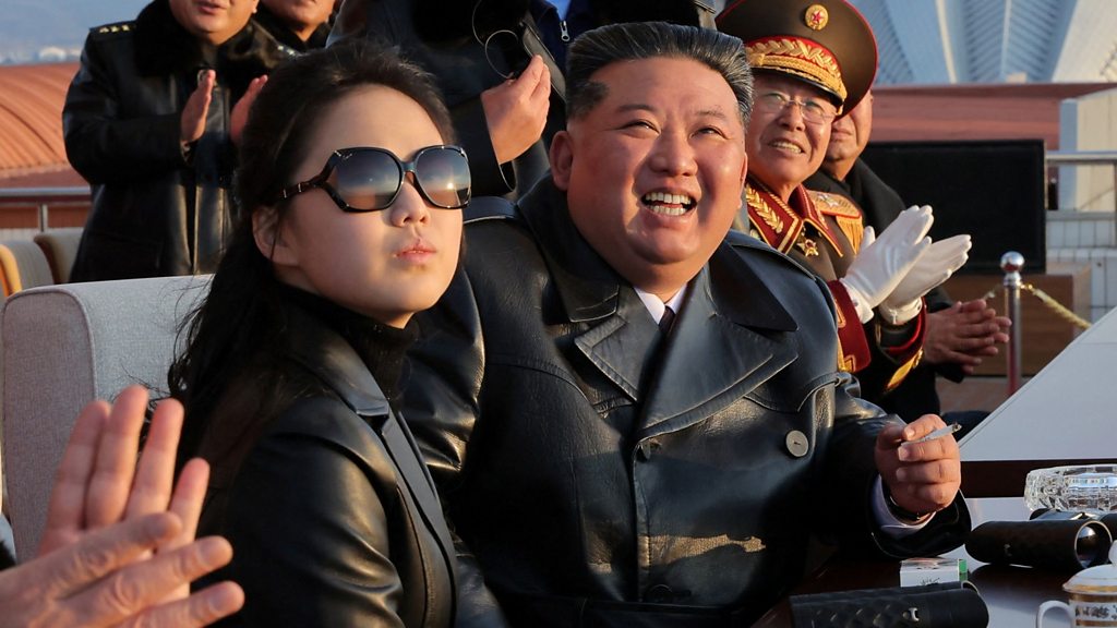 革や毛皮、西側のブランド……金正恩氏の娘のファッションから分かること 革や毛皮、西側のブランド……金正恩氏の娘のファッションから分かること