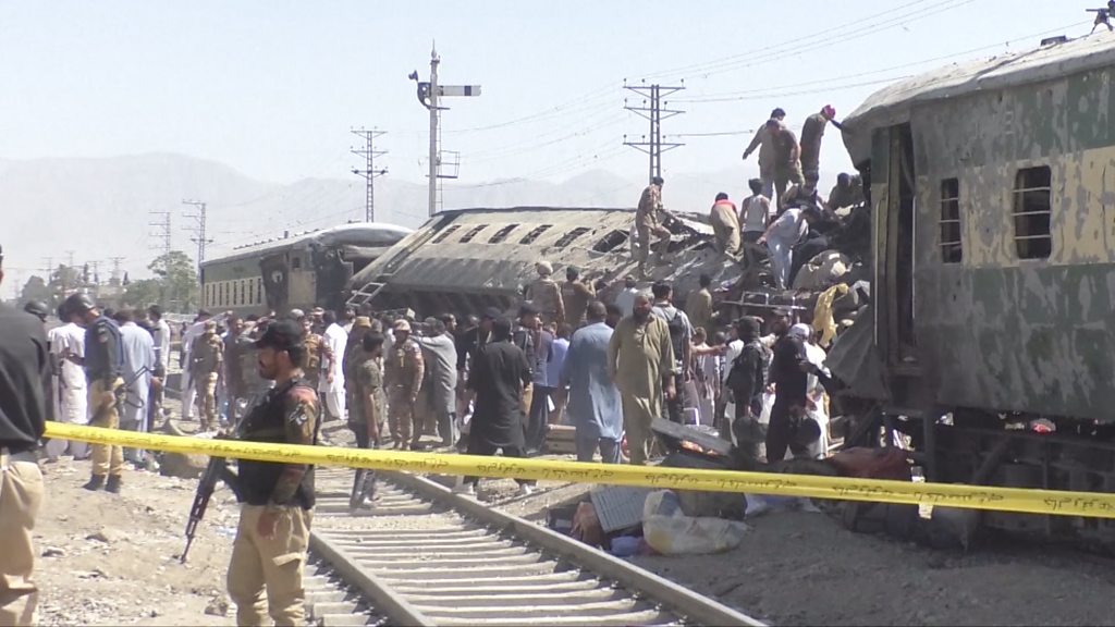パキスタンで列車を狙った爆発、少なくとも20人死亡 分離派組織が犯行